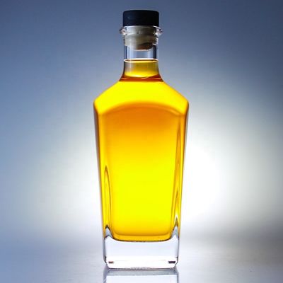 Бутылка джина площадью 700 мл с пробковой отделкой и толстым дном из стекла с дополнительным кремнеземом