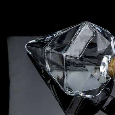 Стеклянная бутылка 700 мл с уникальной формой алмаза и индивидуальным логотипом