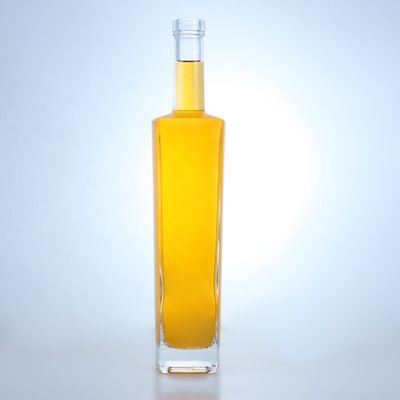 Бутылка из 700 мл высокой круглой формы с логотипом и пробкой