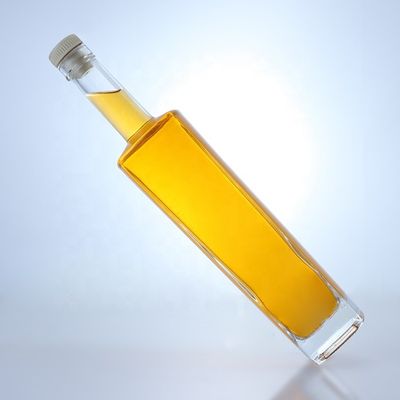 Бутылка из 700 мл высокой круглой формы с логотипом и пробкой