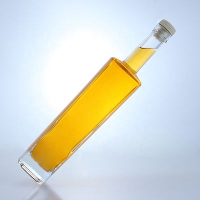Бутылка из 700 мл высокой круглой формы с логотипом и пробкой