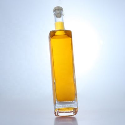 Бутылка из 700 мл высокой круглой формы с логотипом и пробкой