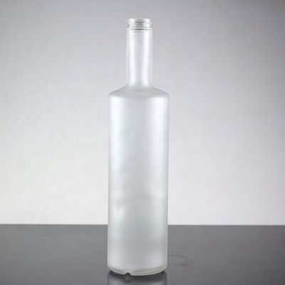 Бутылка с водкой из 750 мл из промышленных стеклянных морозильников для производства и торговли