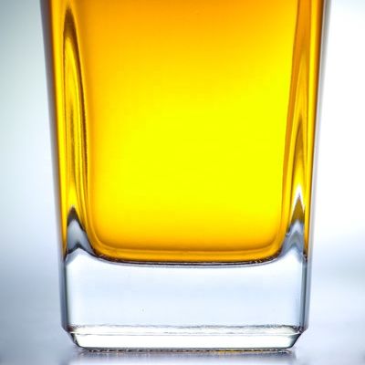 Бутылка джина площадью 700 мл с пробковой отделкой и толстым дном из стекла с дополнительным кремнеземом