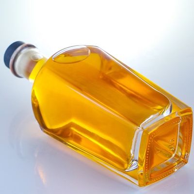 Бутылка джина площадью 700 мл с пробковой отделкой и толстым дном из стекла с дополнительным кремнеземом