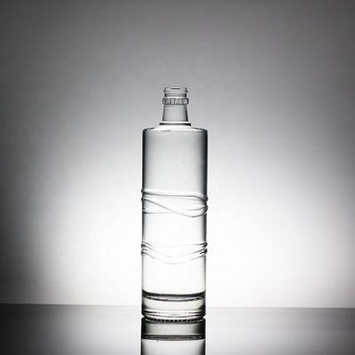 Стеклянная бутылка с минеральной водой 750 мл с винтовой крышкой