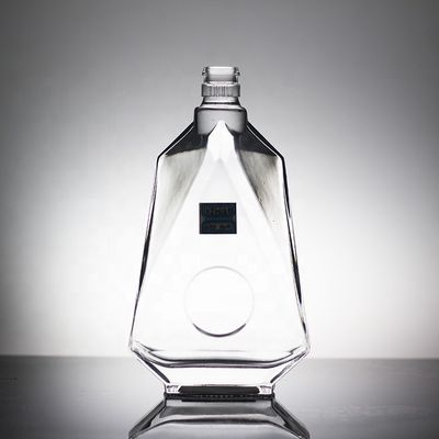 Базовый материал Стеклянная бутылка с уникальной формой буквы и пробковой крышкой