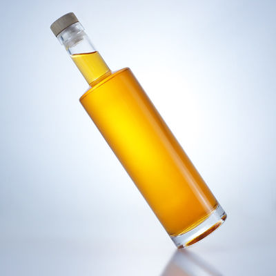 Стеклянная бутылка для алкоголя с тяжелой основой и пробкой