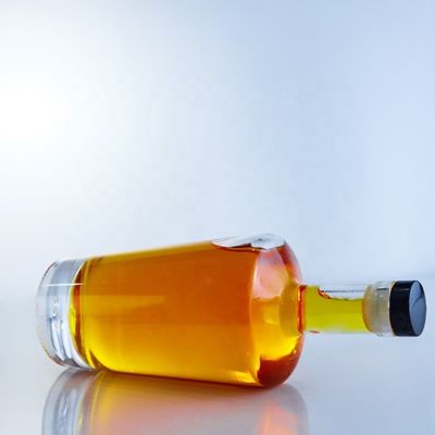 Округлые пустые стеклянные бутылки с кислотным офортом поверхности и пробкой