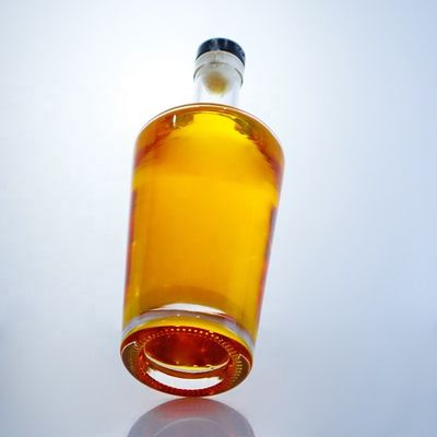 Округлые пустые стеклянные бутылки с кислотным офортом поверхности и пробкой