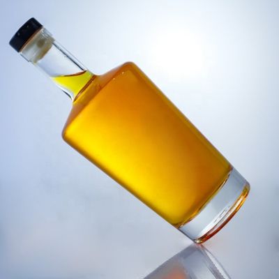 Округлые пустые стеклянные бутылки с кислотным офортом поверхности и пробкой
