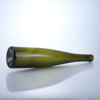 Элегантная старинная зеленая стеклянная бутылка для виски, водки, текилы, джина и рома.