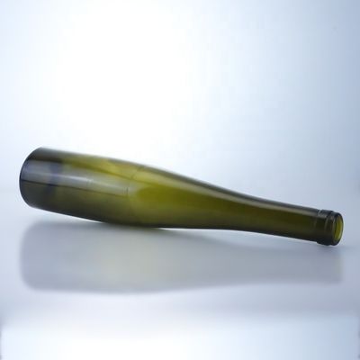 Элегантная старинная зеленая стеклянная бутылка для виски, водки, текилы, джина и рома.