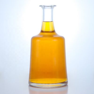 Поверхностная обработка Горячая штамповка Стеклянная бутылка с пробкой для водки Джин Ром Виски