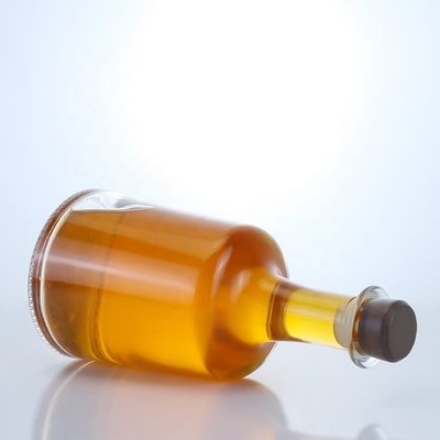 Поверхностная обработка Горячая штамповка Стеклянная бутылка с пробкой для водки Джин Ром Виски