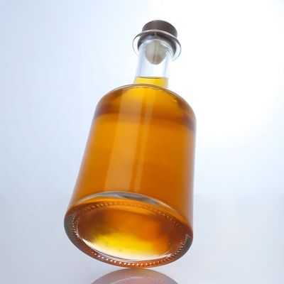 Поверхностная обработка Горячая штамповка Стеклянная бутылка с пробкой для водки Джин Ром Виски
