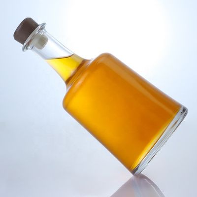 Поверхностная обработка Горячая штамповка Стеклянная бутылка с пробкой для водки Джин Ром Виски