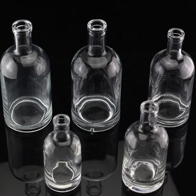 Стеклянный основной материал Водка Ликер Стеклянная бутылка различных размеров для дистилляций