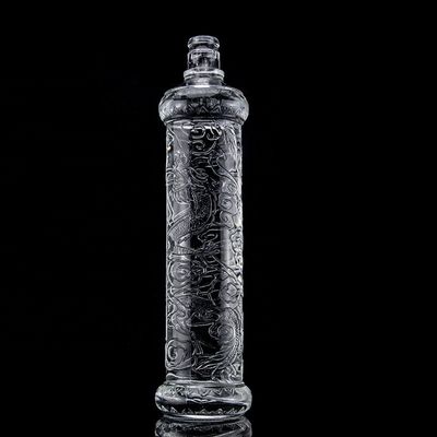 Красивая стеклянная бутылка с золотой крышкой и стеклянной основой