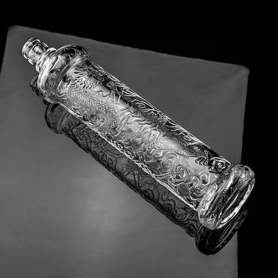 Красивая стеклянная бутылка с золотой крышкой и стеклянной основой