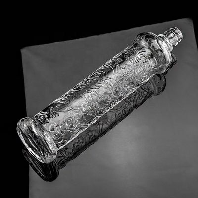 Красивая стеклянная бутылка с золотой крышкой и стеклянной основой